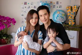 郑嘉颖三年抱俩，从王馨平到佘诗曼，情场浪子收心变深情奶爸图片