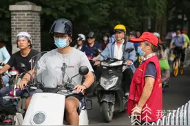 首次被查罚款20元 今日起骑乘电动自行车不戴头盔正式处罚图片