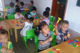 调皮孙子幼儿园抢饼干，霸道爷爷帮他出头，结果孩子被孤立图片