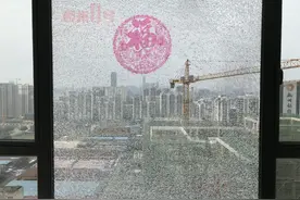吓人！柳州一小区高层玻璃爆裂，同栋楼已发生两起！因为这个，房开拒绝保修图片