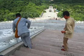 九华山脚下，地藏王菩萨铜像99米高，虔诚信徒令人动容图片
