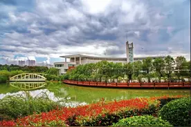 湖北又一大学“火”了！4个“神仙”食堂，33栋“超壕”宿舍楼，坐拥网红打卡地！图片