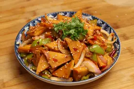 天热没胃口，全家就馋这道菜，香辣美味又下饭，比吃肉都过瘾图片