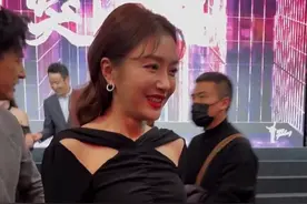 42岁秦岚成圈内香饽饽！多位男士主动扶她走路，女主闫妮备受冷落图片