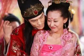 皇帝在外征战，皇后与他人私通，皇帝临死之前叮嘱弟弟赐皇后自尽图片