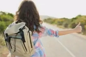 川藏线上“穷游女”，举着“求RB”的牌子，你懂的什么意思吗？图片
