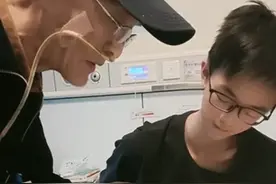 退休教授插着胃管给邻床初中生讲题，网友刷屏祝福！图片