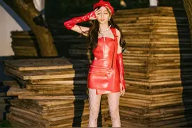 吴宣仪穿衣太有个性，红裙配网袜美得很张扬，既俏皮又不觉得夸张图片