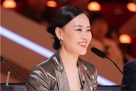 邬君梅不扮嫩也不遮肉，太真实了吧，120斤小肚腩尽情泛滥图片