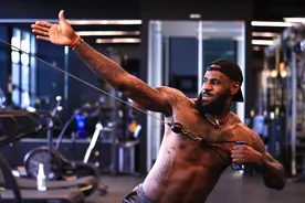 NBA：勒布朗詹姆斯复工健身图。身材管理没话说了图片