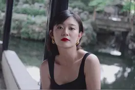 央视出美女！外景主持李七月穿小黑裙游苏州，身材丰腴太有女人味图片