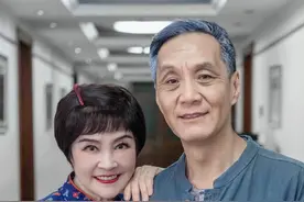 冯远征与大8岁妻子同台，老年妆造型显憔悴，梁丹妮反倒像小姑娘图片