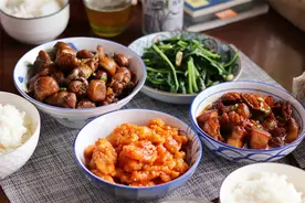 晒晒三线城市一家三口午餐，好菜有点多，网友：够我一周伙食费了图片