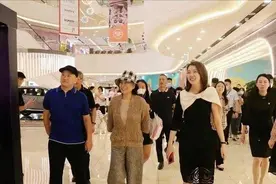 董明珠真会赶“时髦”，针织开衫配阔腿裤高级大气，渔夫帽好洋气图片