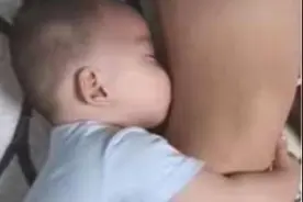 宝宝睡前的“奇怪小癖好”，其实是对妈妈爱的表达，暖心又治愈图片