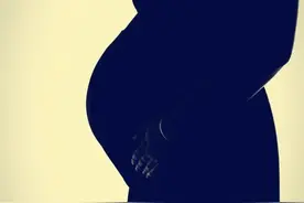 17岁少女未婚先孕在出租屋厕所产子，因婴儿不哭不动，误以为是“死婴”引发悲剧图片