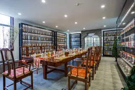 他们收老酒，卖老酒，喝老酒，他们是一帮疯狂“老酒人”图片