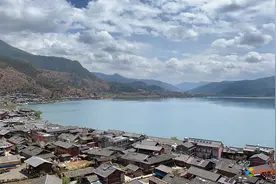 重庆小两口环游中国：穿上秋裤游泸沽湖，200块入住里格半岛图片