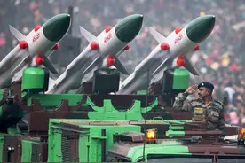 印度不知悔改，军费狂涨数百亿购买武器，誓言与中国死磕到底图片
