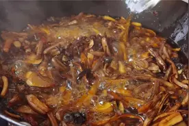 一声闷雷响，鸡枞破土出图片