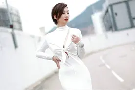 TVB咪神高海宁晒素颜浴袍照，凭《三十而已》升咖，紧身裙火辣图片