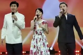 付笛生一家三口罕同框！儿子西装革履颜值高，妻子年过半百似少女图片