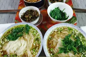 春节宅在家：做饭、打牌、看电视、写文章……图片