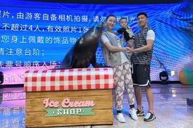 甜蜜超标！申花悍将孙世林全家福 美丽娇妻两萌娃幸福满满图片
