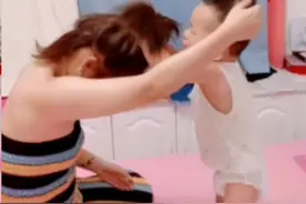 “超幼稚妈妈”火了，和2岁儿子打架不“放水”：我凭啥让着你？图片