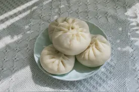 韭菜鸡蛋饺子都吃过，那韭菜鸡蛋包子呢？其实也是很好吃的哟图片