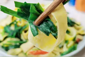 经典美味的韭菜和鸡蛋搭配，把鸡蛋换成另外一种形式，全家都喜欢图片