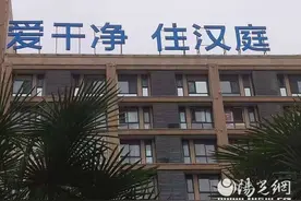 两女士入住宝鸡汉庭酒店 深夜房门“打开”酒店：门锁坏了自动打开图片