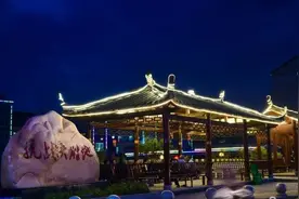 千年古镇藏雪峰  百里画廊龙潭河图片