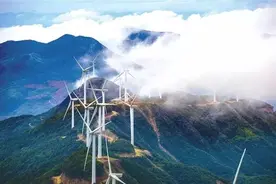 情侣山顶放烟花拍照引发山火，200多人扑救！事发视频令人气愤图片