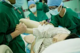 顺产分娩时，常会听到医生的几种“谎言”，其实都是为了产妇好图片