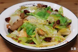 包菜好吃有技巧，下锅顺序很重要，教您家常做法，鲜香又下饭图片