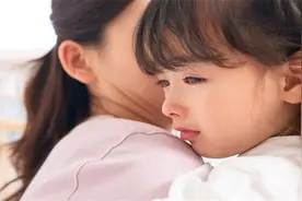 孩子被吼之后，依旧“求抱抱”粘着妈妈？原因并非不记仇图片
