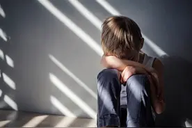 家长注意！孩子不理人、东奔西跑，可能是患上了自闭症图片