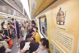 武汉地铁“文物专列”穿越驶来图片