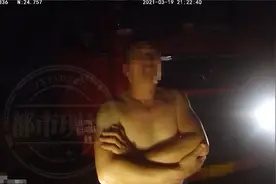 辣眼睛！一男子竟在高速公路上，脱了衣服洗澡图片