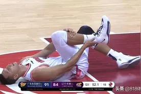 揪心!易建联无对抗跟腱受伤,被队友抬下场,感觉不妙最后看比分牌图片