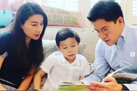 霍启刚晒和3个孩子同框照，意外曝光三胎女儿名字，豪门中很罕见图片