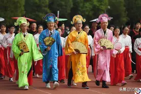 学不好去当外卖小哥？运动会入场式学生穿“奇装异服”，笑声不断图片