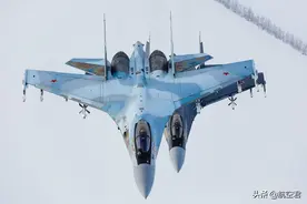俄罗斯空天军三干将之一，SU-27压倒美制四代机的最大法宝图片