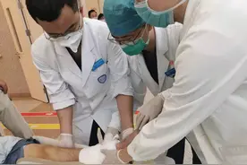 又双叒叕一起，摩托车主一条腿断成6节！紧急手术，北京大学人民医院救治团队显神功图片