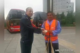 保洁大爷捡拾卡包求助，民警执勤不忘为民服务图片