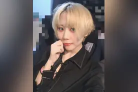 窦唯二女儿窦佳嫄晒金发自拍 长相酷似姐姐窦靖童图片