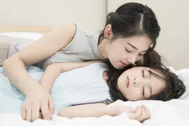 6岁前孩子和谁睡更好？这5类人带娃睡，是孩子的福气和幸运图片