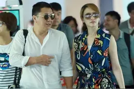 李小冉与富豪老公时髦走机场，穿印花裙配小白鞋，阔太气质满分图片