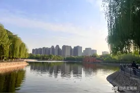 石家庄世纪公园湖光山色，芳草如茵，风格各异的雕塑如同举办大赛图片